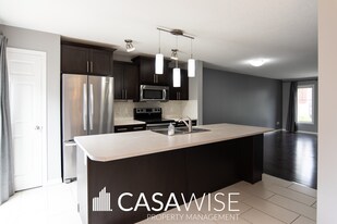1623-1623 Towne Centre Blvd NW in Edmonton, AB - Building Photo