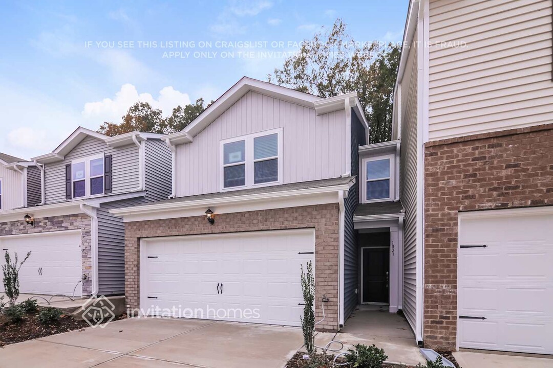 1023 Greenville Wy, Unit 2 in Knightdale, NC - Foto de edificio