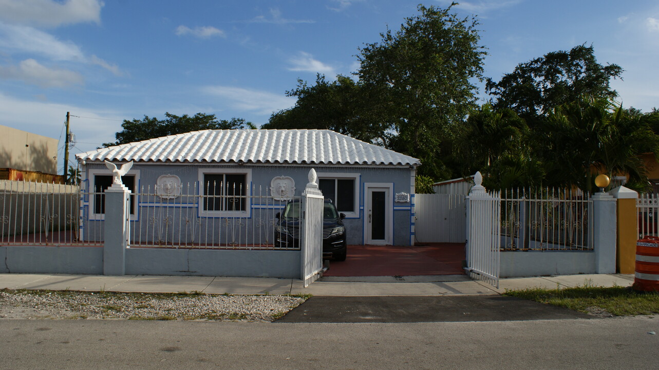 2240 NW 90th St in Miami, FL - Building Photo