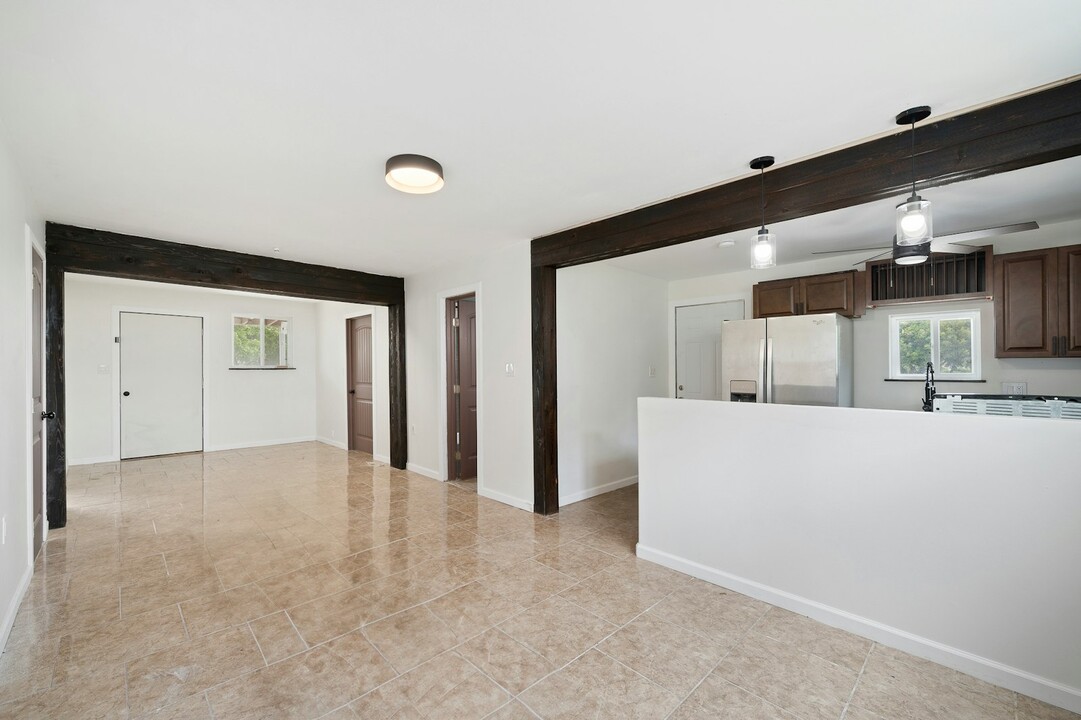 215 S 11th St in Aransas Pass, TX - Foto de edificio