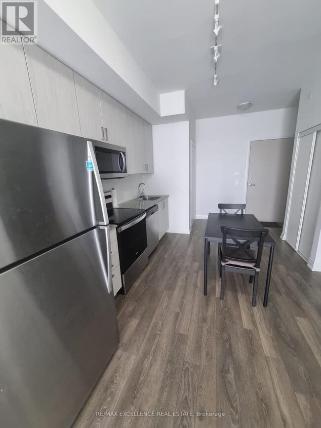 10 Meadowglen Pl in Toronto, ON - Building Photo - Building Photo