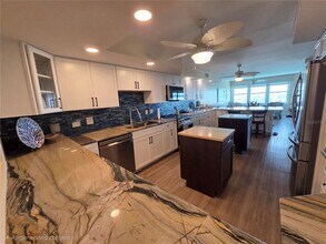 5200 Brittany Dr S in St. Petersburg, FL - Building Photo - Building Photo