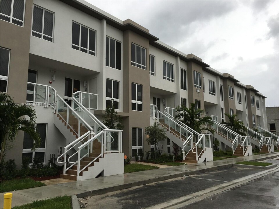 10265 NW 63rd Terrace in Doral, FL - Foto de edificio