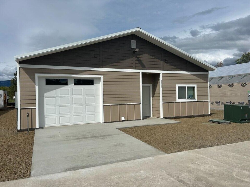 2215 Steamboat Ln in La Grande, OR - Building Photo