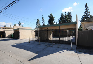 409 E Pine St in Santa Ana, CA - Building Photo - Building Photo