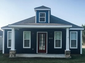 890 W Cato Springs Rd in Fayetteville, AR - Building Photo