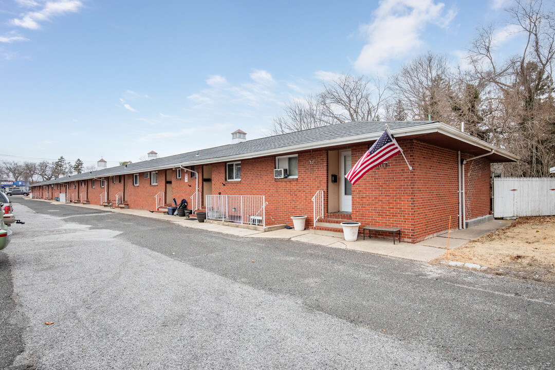 Lakebreeze Apartments in Ronkonkoma, NY - Building Photo