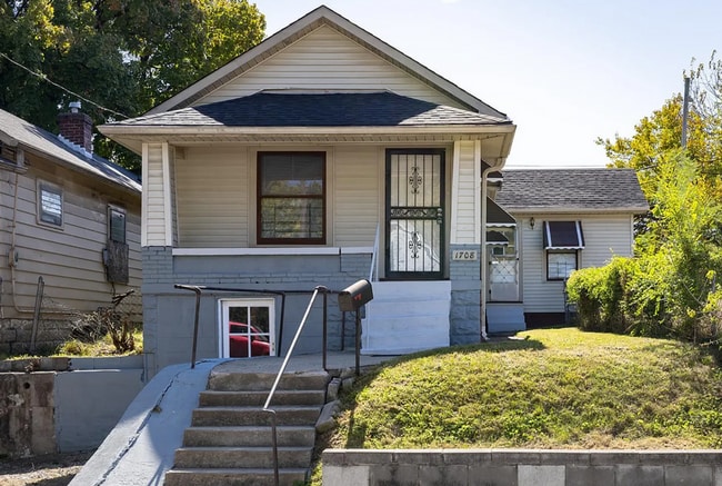 property at 1708 W Gaulbert Ave
