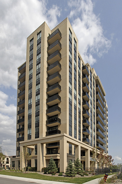 Posh Condos in Vaughan, ON - Building Photo