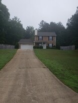 213 Abby Ct in Locust Grove, GA - Building Photo