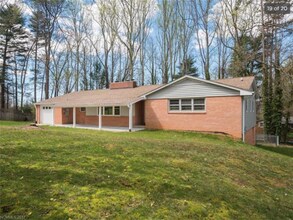 32 S Oak Forest Dr in Asheville, NC - Foto de edificio - Building Photo