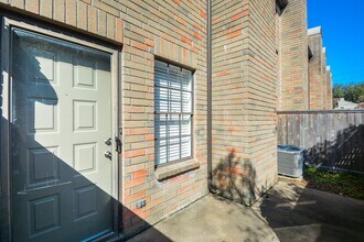 9850 Pagewood Ln in Houston, TX - Foto de edificio - Building Photo