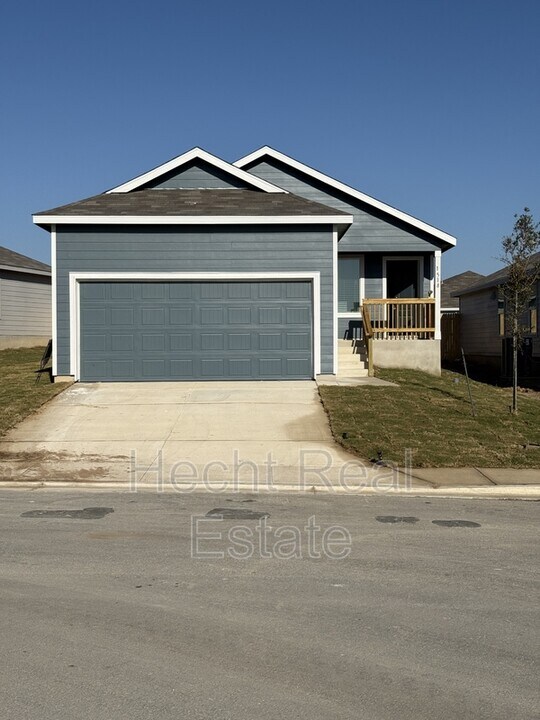 1518 Tiptop Mdw in New Braunfels, TX - Building Photo