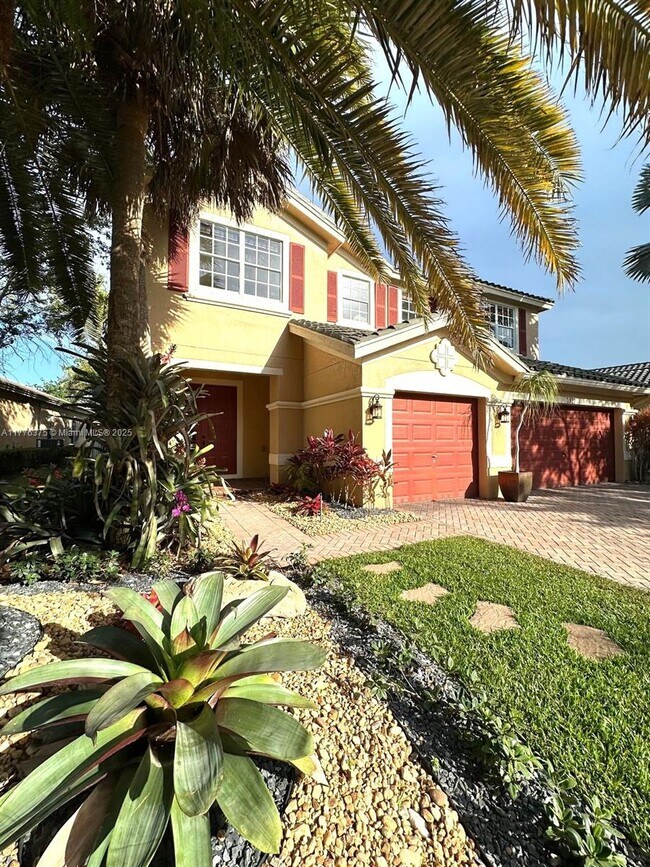 3922 W Whitewater Ave in Weston, FL - Building Photo - Building Photo
