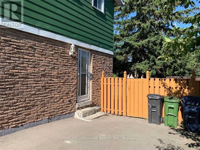 90 Crittenden Square in Toronto, ON - Building Photo - Building Photo