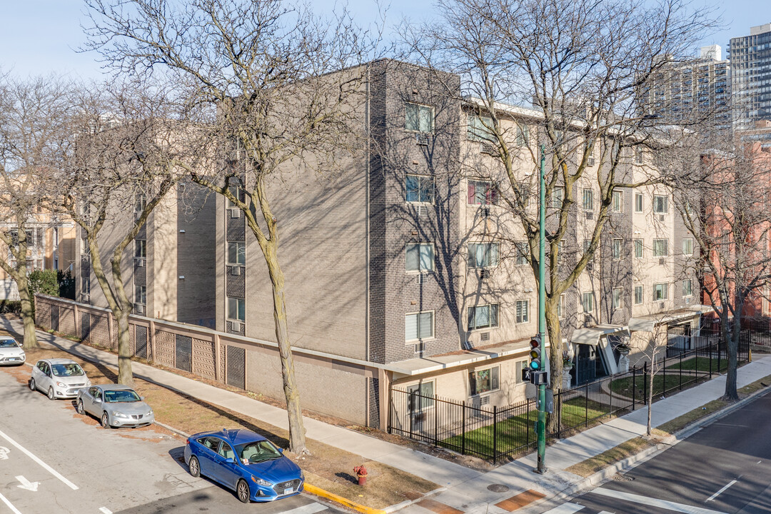 Hollywood Terrace Condominiums in Chicago, IL - Building Photo