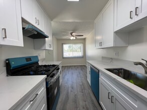 13423 Burbank Blvd in Los Angeles, CA - Building Photo - Building Photo
