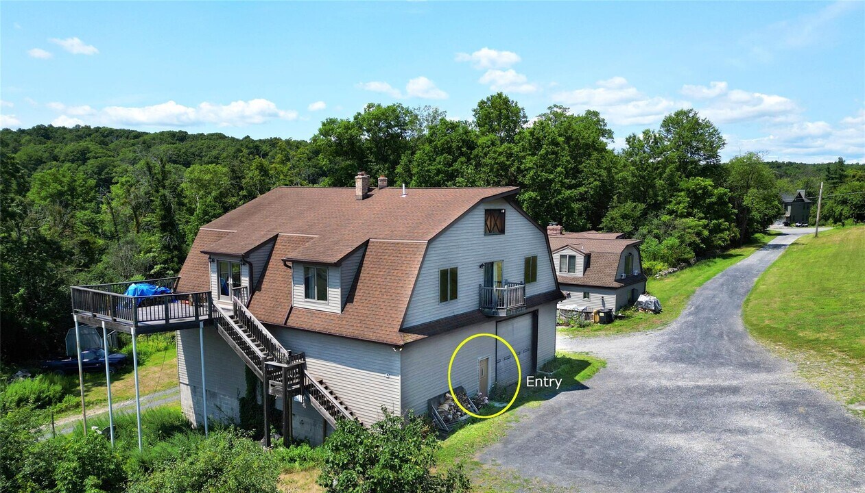 16 Forino Ln in New Hampton, NY - Building Photo
