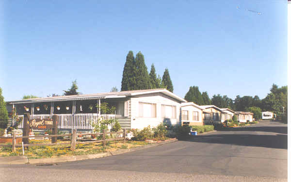 Royal Terrace Mobile Home Park in Milwaukie, OR - Foto de edificio