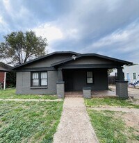 2104 20th St in Lubbock, TX - Building Photo