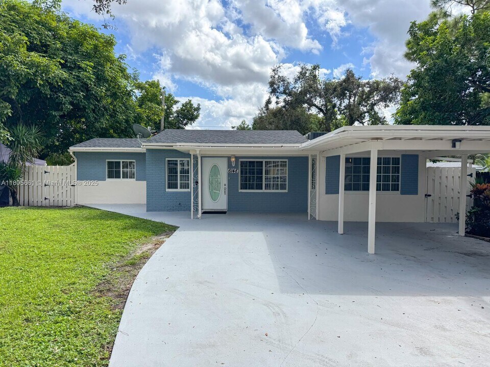 6148 Mayo St in Hollywood, FL - Building Photo