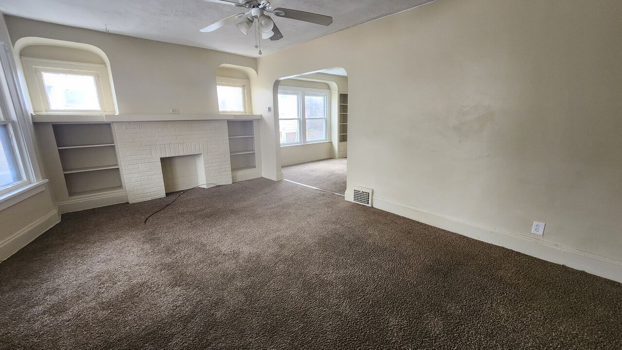 1754 Algonac Rd-Unit -Lower unit in Cleveland, OH - Foto de edificio