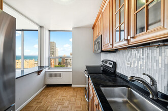 70 W Burton Pl, Unit 2403 in Chicago, IL - Building Photo - Building Photo