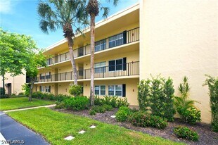1083 Forest Lakes Dr in Naples, FL - Building Photo