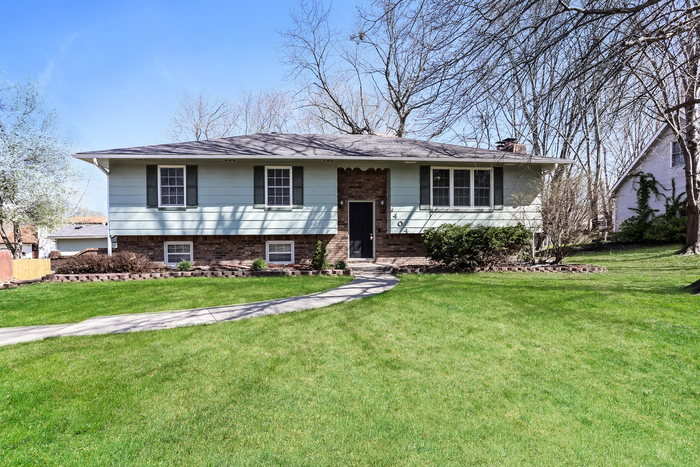 404 E 11th St in Kearney, MO - Building Photo