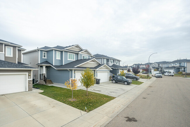 26 Hazelwood Ln in Spruce Grove, AB - Building Photo - Building Photo