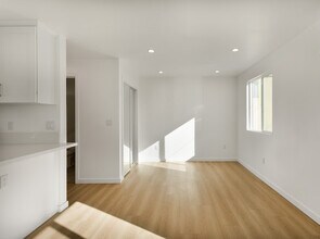 2240 S Burnside Ave, Unit 2242.5 in Los Angeles, CA - Building Photo - Building Photo
