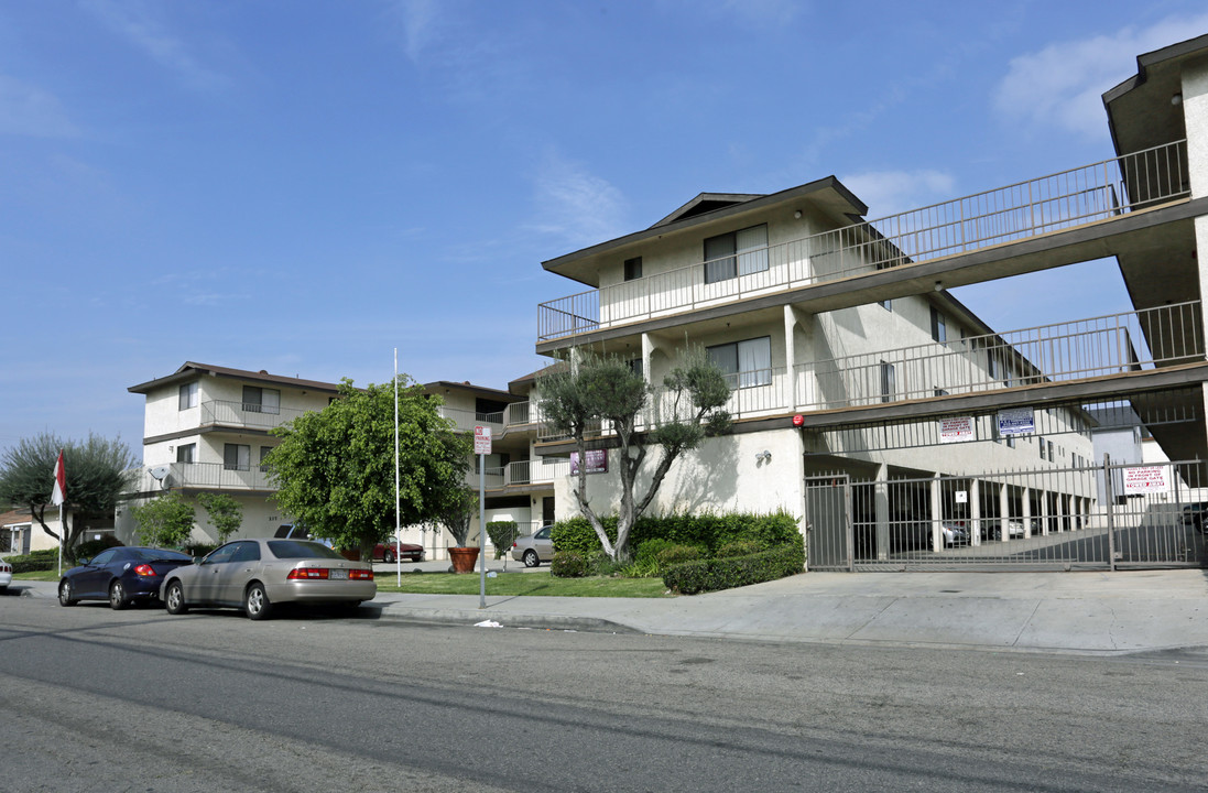 Villa Bella Apartments in Hawthorne, CA - Building Photo