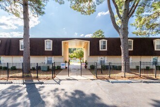 Courtyard Off the Square Apartments in Collierville, TN - Foto de edificio - Building Photo