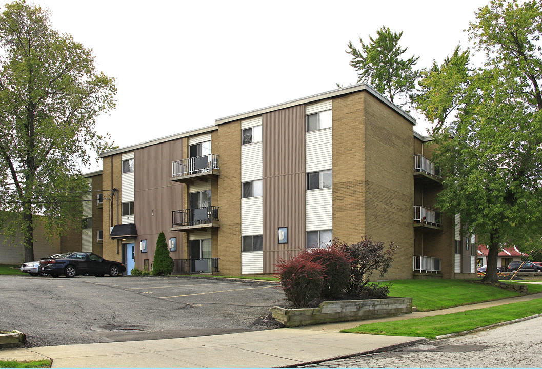 Vantage Pointe Apartments in Garfield Heights, OH - Building Photo