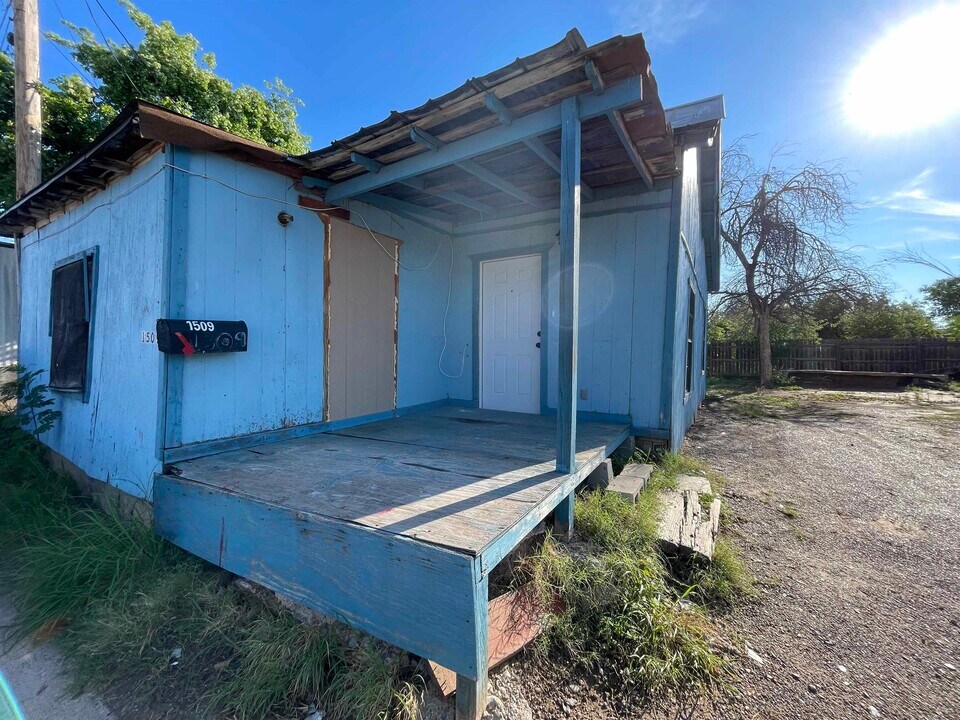 1509 Monterrey Ave in Laredo, TX - Building Photo