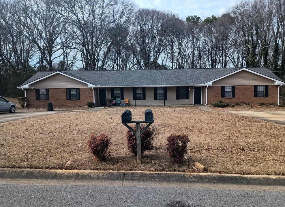 415 Santa Fe Trl in Ellenwood, GA - Building Photo