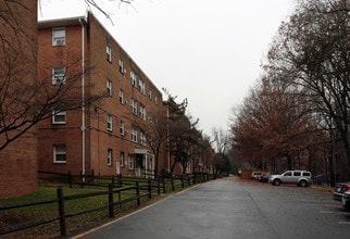 Oak Ridge Apartments in Silver Spring, MD - Foto de edificio - Building Photo