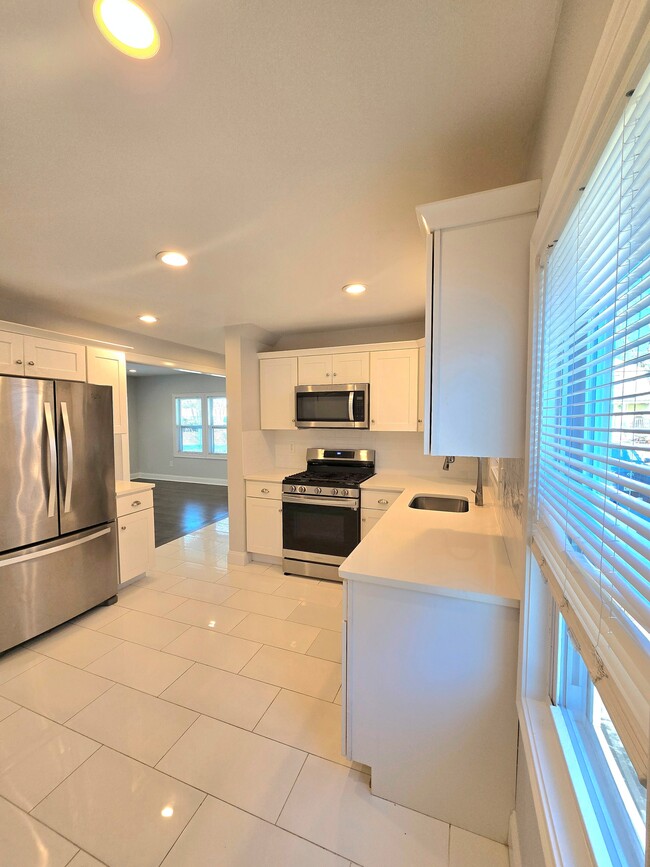 35 Phillips Ave in Stoughton, MA - Building Photo - Building Photo