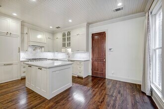 5124 Chevy Chase Dr in Houston, TX - Building Photo - Building Photo