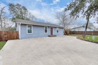 2315 4th St in Liverpool, TX - Building Photo - Building Photo