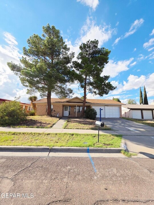 10457 Aphonia Dr in El Paso, TX - Building Photo