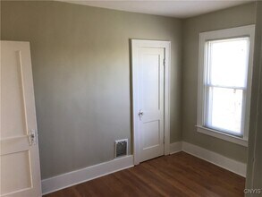 908 Burrstone Rd in Utica, NY - Building Photo - Building Photo