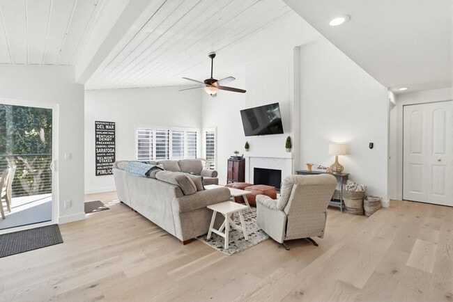 561 S Sierra Ave in Solana Beach, CA - Foto de edificio - Building Photo