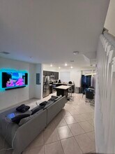 570 NE 207th St in Miami, FL - Building Photo - Building Photo