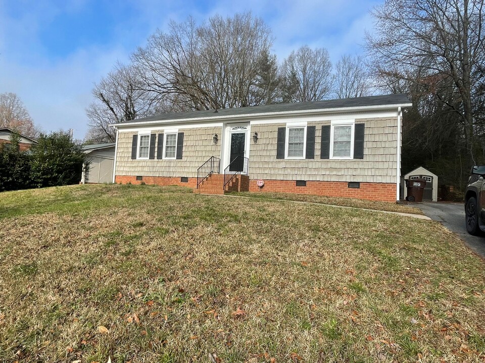 1104 Robin Hood Rd in High Point, NC - Building Photo