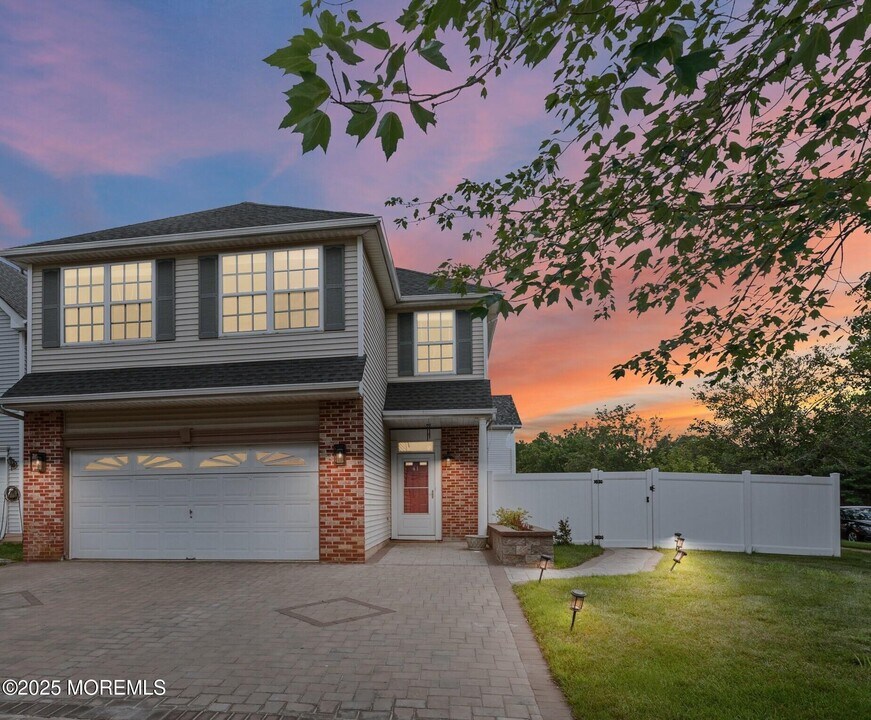 41 Tall Oaks Ct in Old Bridge, NJ - Building Photo