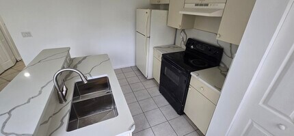 4942 Leeward Ln in Dania Beach, FL - Building Photo - Building Photo