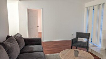 9707 Richmond Ave., Unit 14 in Houston, TX - Building Photo