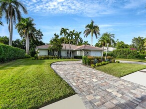 725 Old Trail Dr in Naples, FL - Foto de edificio - Building Photo