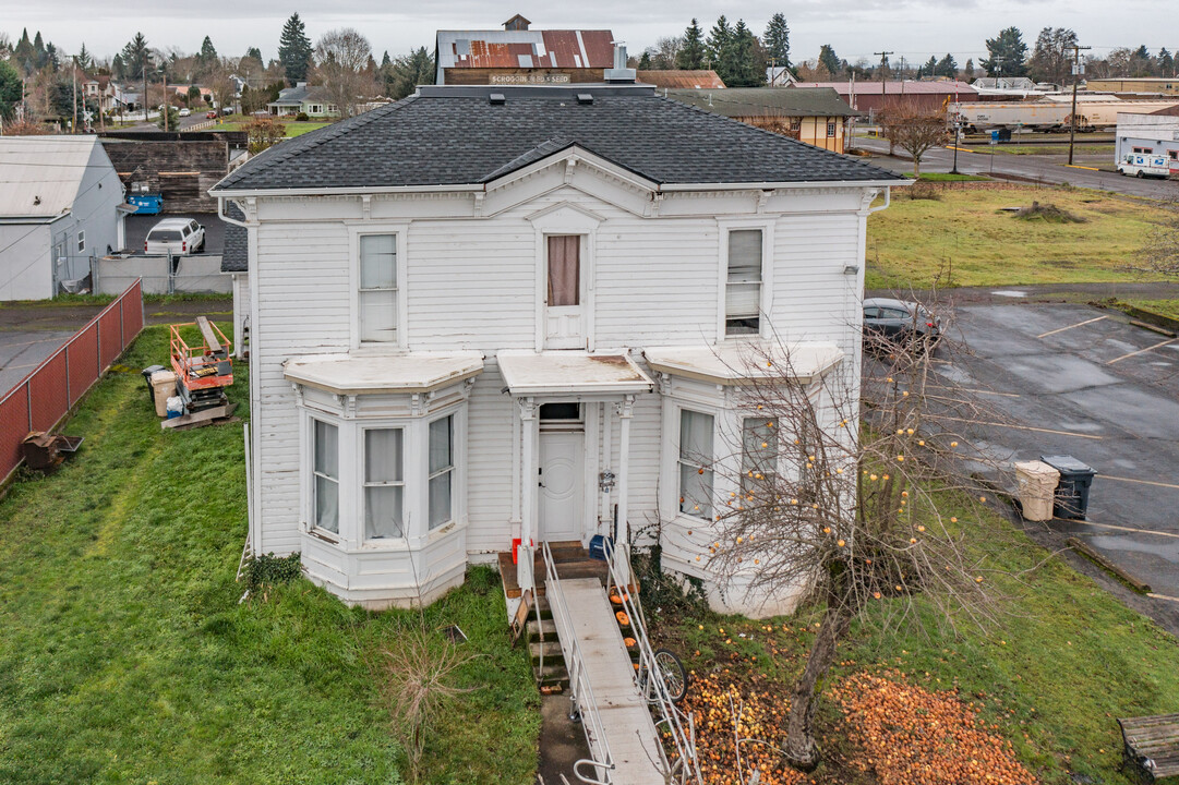 764 S 2nd St in Lebanon, OR - Building Photo